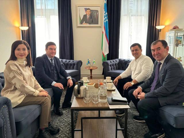 XNU va O‘zDJTU prorektorlari Stokgolmda O‘zbekistonning Shvetsiyadagi elchisi Nodir G‘aniyev bilan samimiy suhbatda bo‘ldilar.