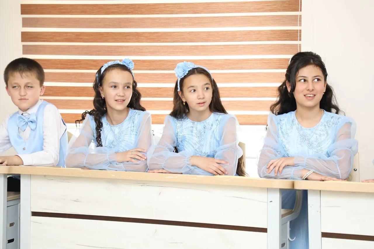 "Uch avlod uchrashuvi"da faxriy ustozlar va yetuk mutaxassislar bitiruvchilarga hayotiy saboqlar berdilar.