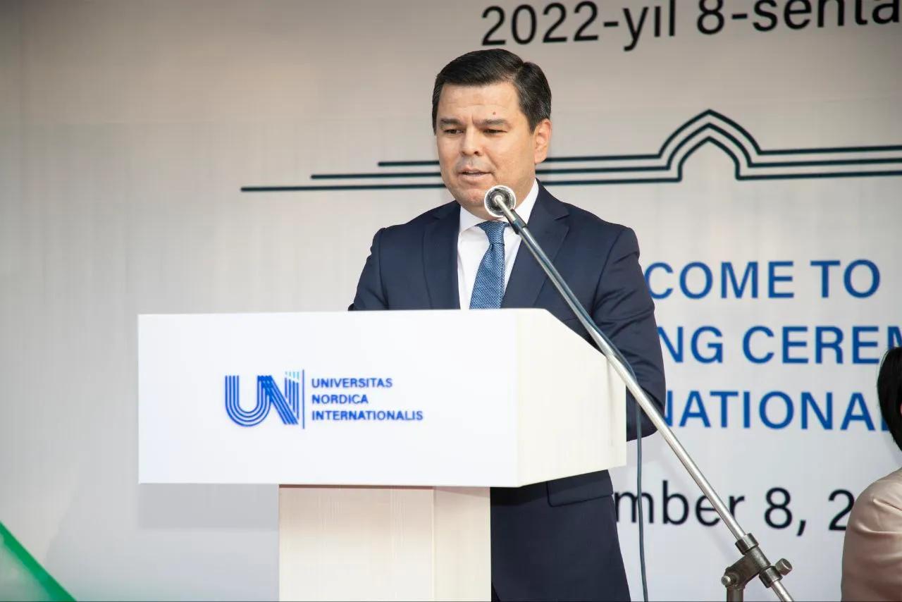 Ochilish tadbirida O‘zbekiston Respublikasi Prezidentining Matbuot kotibi Sherzod Asadov tabriklash uchun so‘zga chiqdi.