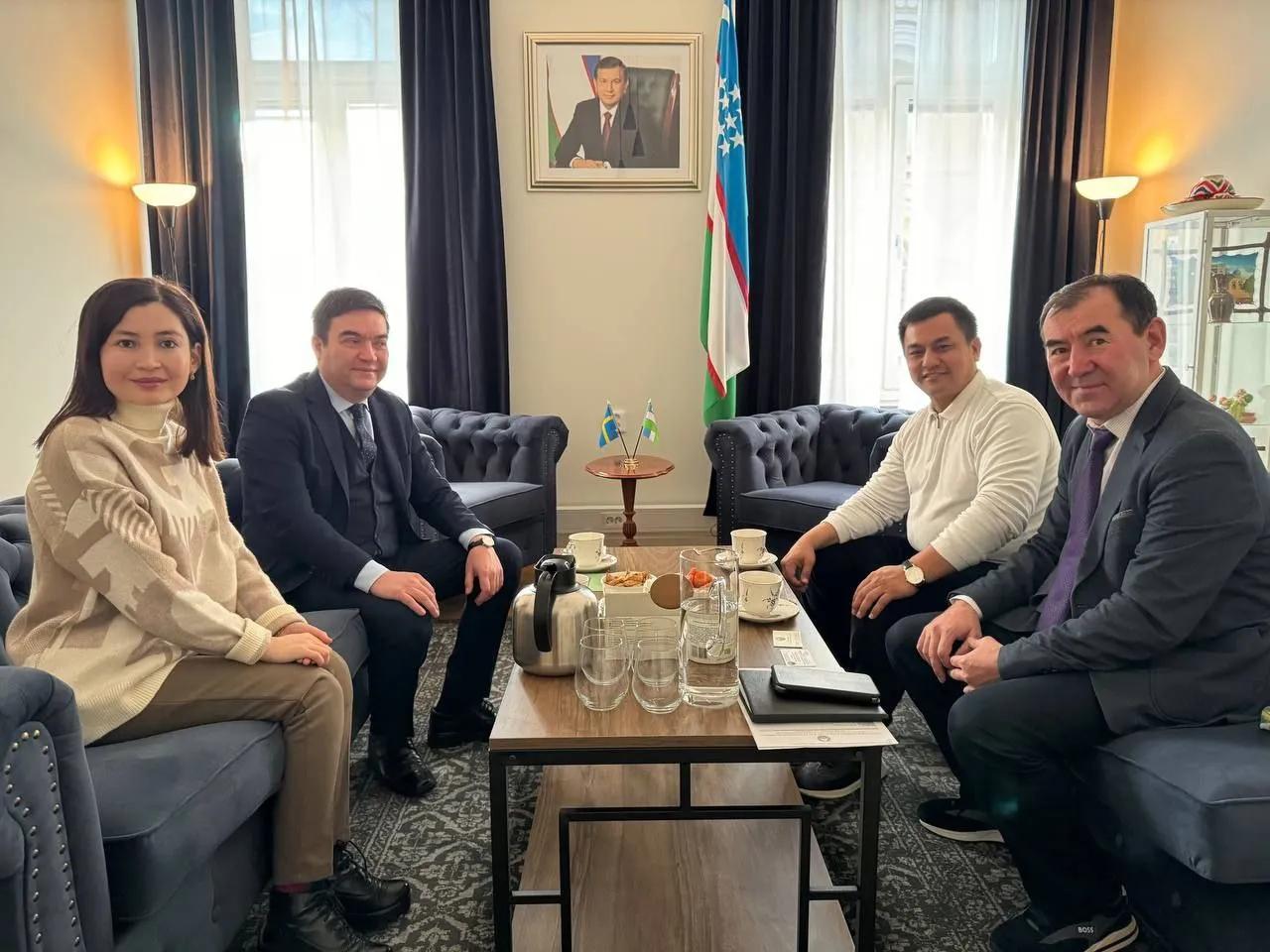 XNU va O‘zDJTU prorektorlari Stokgolmda O‘zbekistonning Shvetsiyadagi elchisi Nodir G‘aniyev bilan samimiy suhbatda bo‘ldilar.